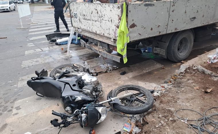FOTO: La moto no quedó debajo del camión por centímetros.