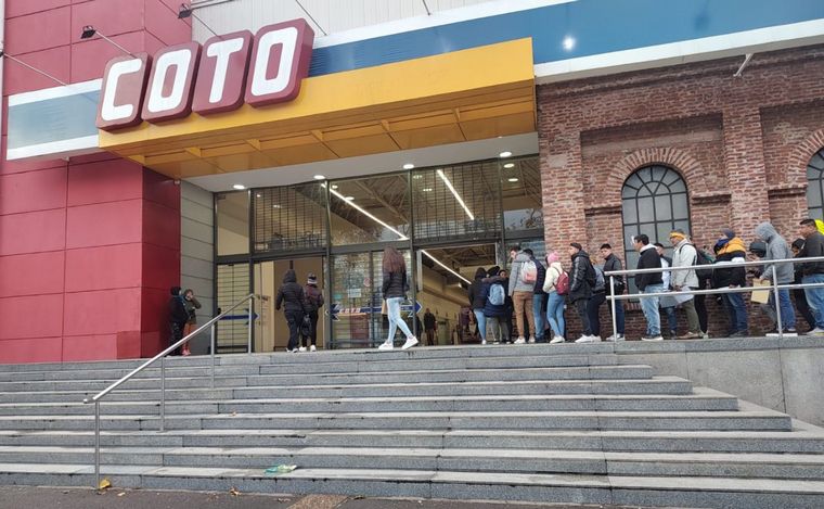 Trabajo. La convocatoria es en el Supermercado Coto del Shopping Alto Rosario.