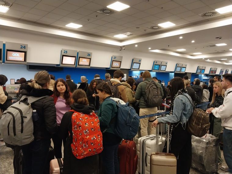 Siguen las demoras en Aeroparque.