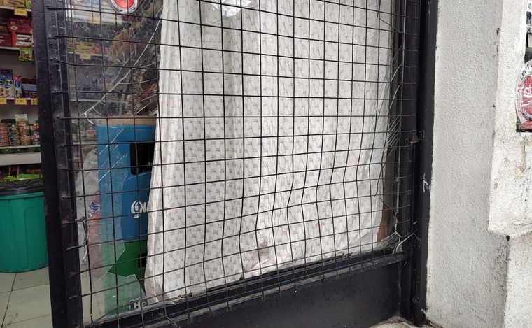 Se encontró a un hombre robando en su comercio y lo atrapó junto a vecinos 