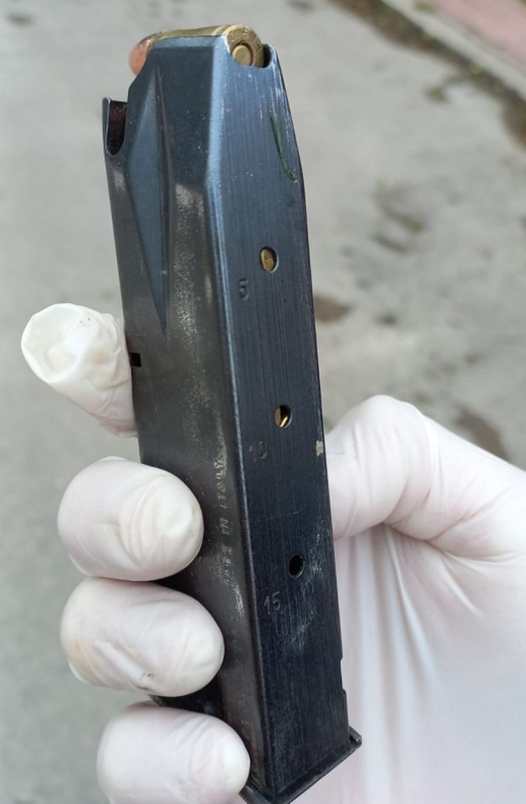 Persecución en Córdoba: balearon a un joven desde un auto y descartaron el arma.