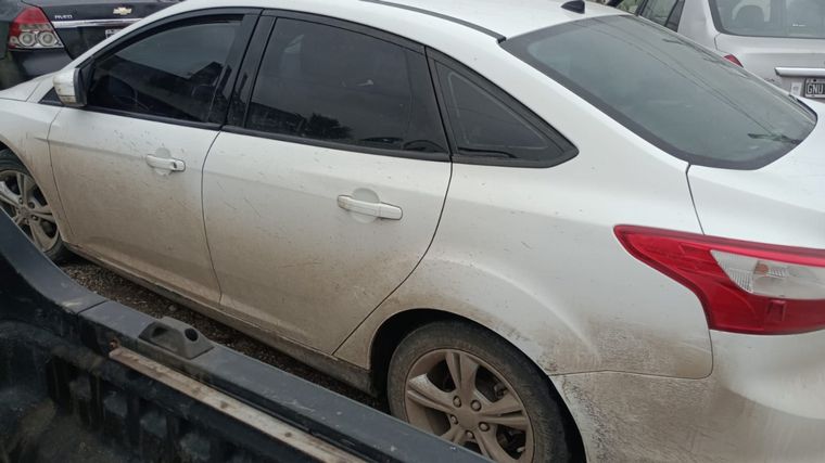 Persecución en Córdoba: balearon a un joven desde un auto y descartaron el arma.