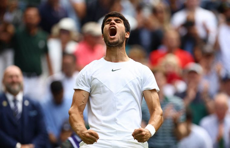 FOTO: Alcaraz venció a Rune y jugará las semifinales de Wimbledon.