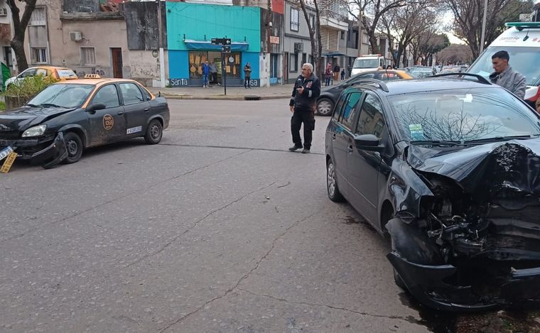 Siniestro en el macrocentro de Rosario: fuerte impacto entre taxi y particular.