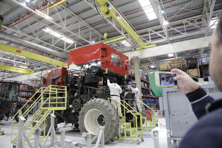 FOTO: La moderna cosechadora Case con Automation se termina en la planta de Ferreyra