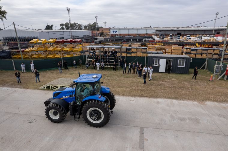 FOTO: Los tractores New Holland ruedan por primera vez en la pista de pruebas.