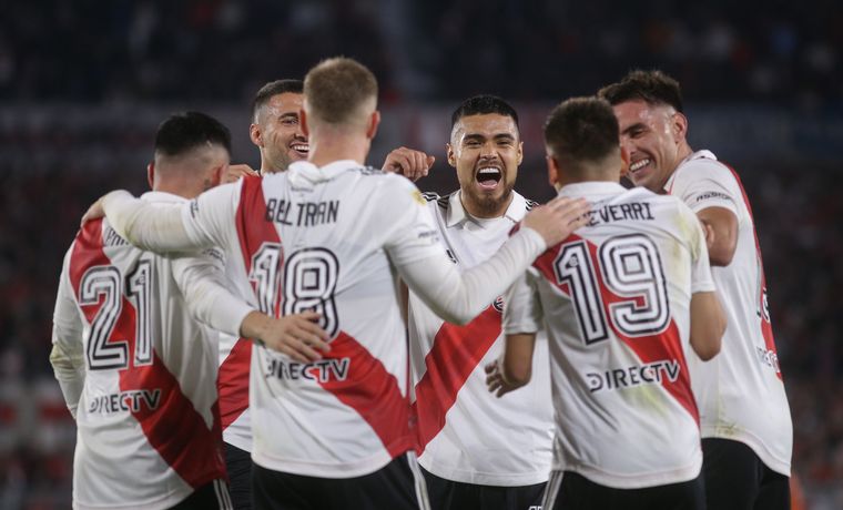 Los jugadores de River, abrazados a una campaña para el recuerdo.