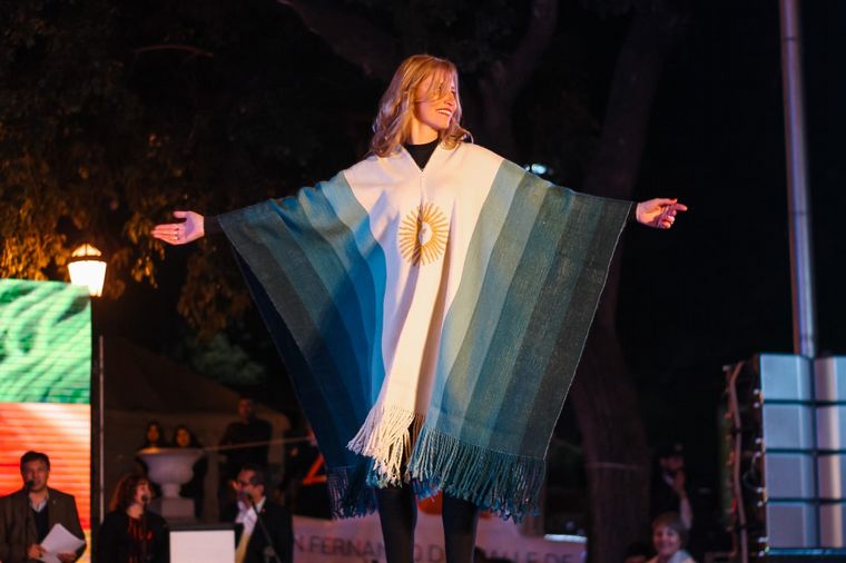 FOTO: Ramón Baigorria, el creador del Poncho con la Bandera Argentina