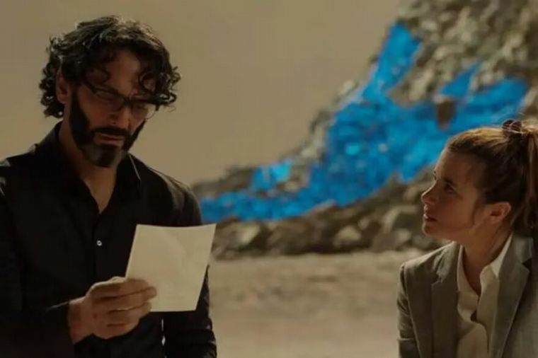 La playa donde se reúnen los protagonistas y confluyen dos épocas.