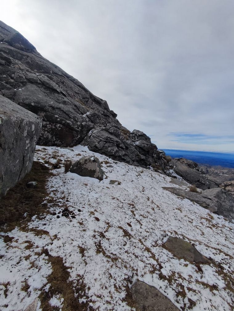 FOTO: Apenas una pequeña nevada en el Cerro Champaquí. Gentileza: Oscura Overa.