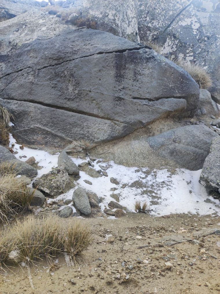 Apenas una pequeña nevada en el Cerro Champaquí. Gentileza: Oscura Overa.