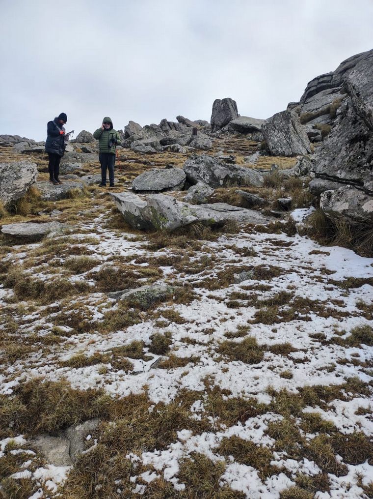 FOTO: Apenas una pequeña nevada en el Cerro Champaquí. Gentileza: Oscura Overa.