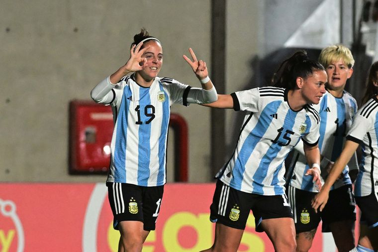 FOTO: El seleccionado femenino argentino se despidió del público en San Nicolás.