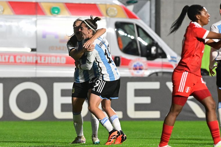 El seleccionado femenino argentino se despidió del público en San Nicolás.