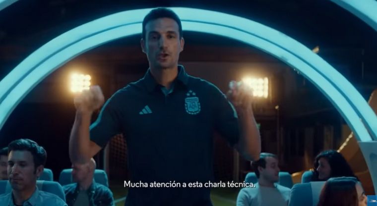 Scaloni es uno de los principales protagonistas del video.