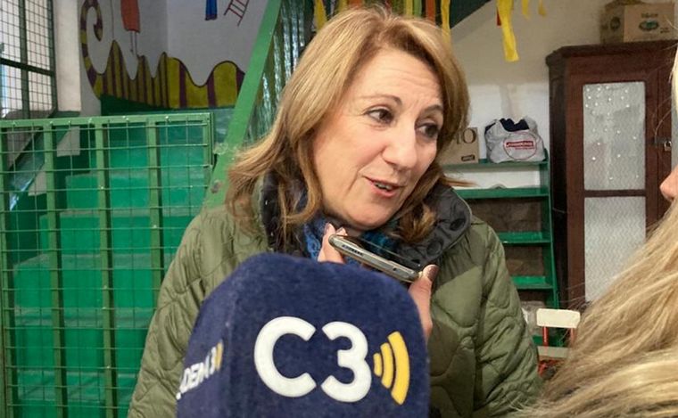 FOTO: Mónica Fein votó en Rosario y habló con Cadena 3. 