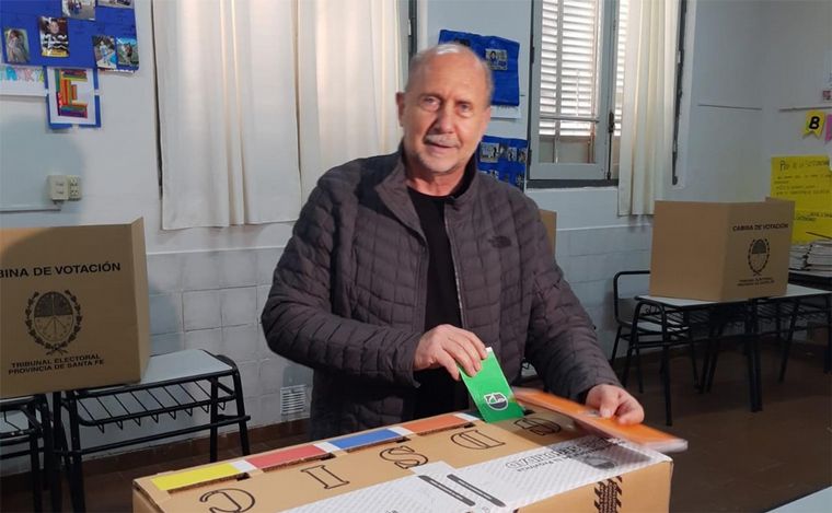 FOTO: El gobernador Omar Perotti habló con Cadena 3 tras votar en Rafaela. 