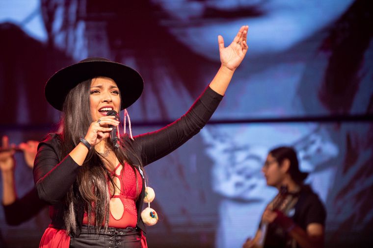 Luciano Pereyra enamoró con sus melodías al público del festival del Poncho