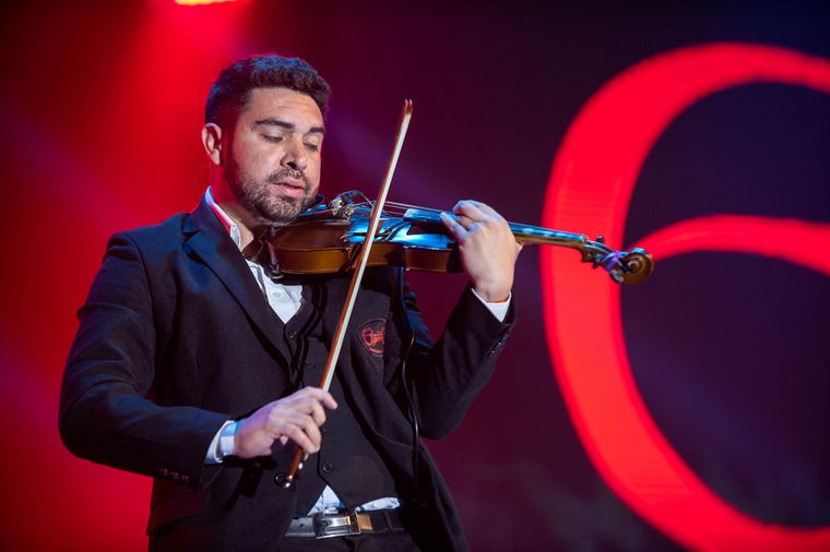 Luciano Pereyra enamoró con sus melodías al público del festival del Poncho