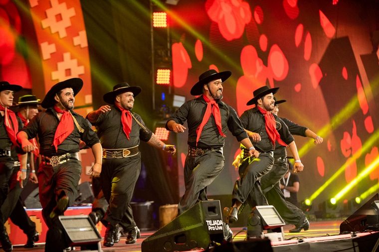 Luciano Pereyra enamoró con sus melodías al público del festival del Poncho