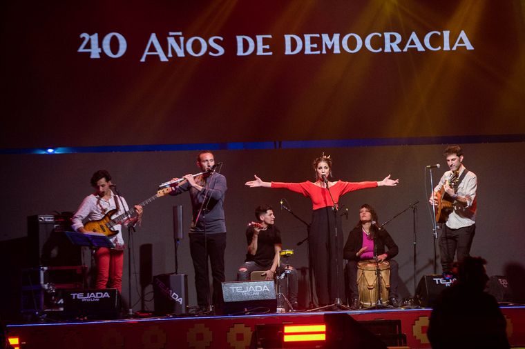 FOTO: Luciano Pereyra enamoró con sus melodías al público del festival del Poncho