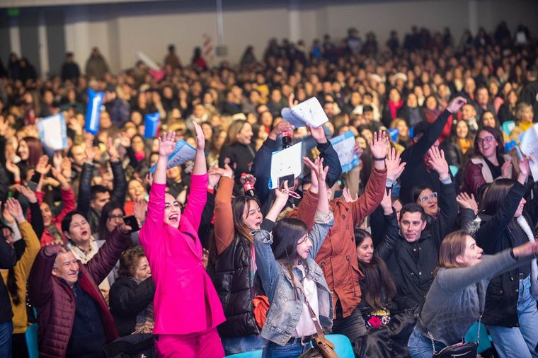 Luciano Pereyra enamoró con sus melodías al público del festival del Poncho
