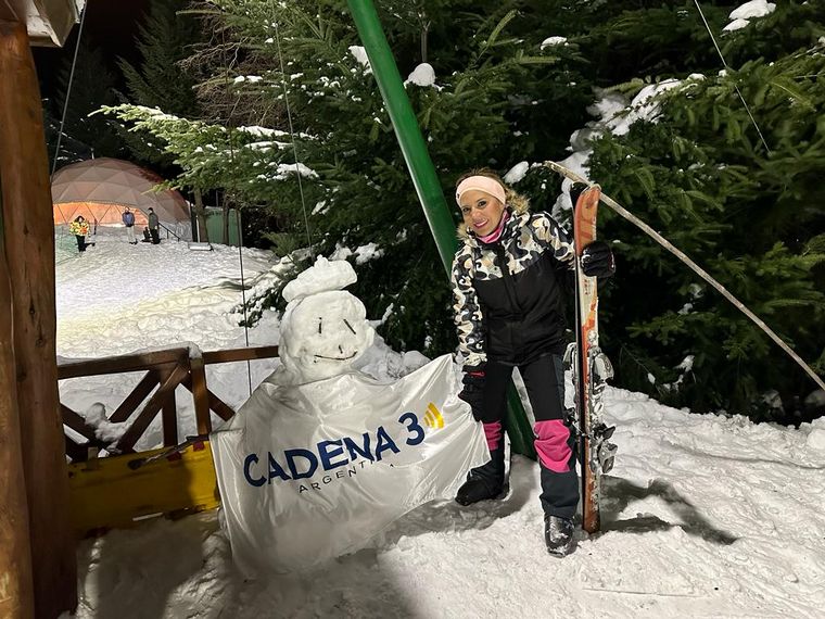 En el Cerro Otto se puede vivir la experiencia de aprender a esquiar de noche
