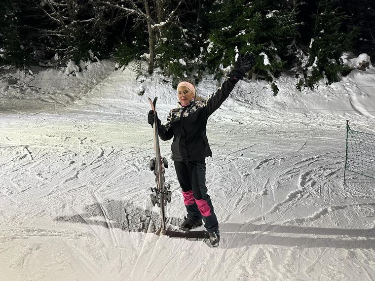 En el Cerro Otto se puede vivir la experiencia de aprender a esquiar de noche