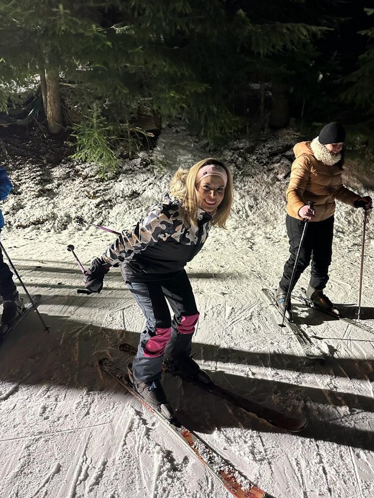 En el Cerro Otto se puede vivir la experiencia de aprender a esquiar de noche