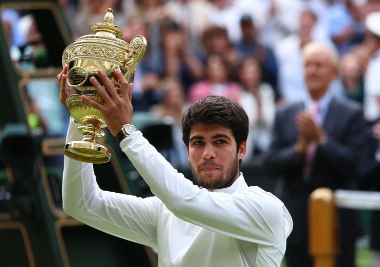 FOTO: Alcaraz es el nuevo campeón de Wimbledon.
