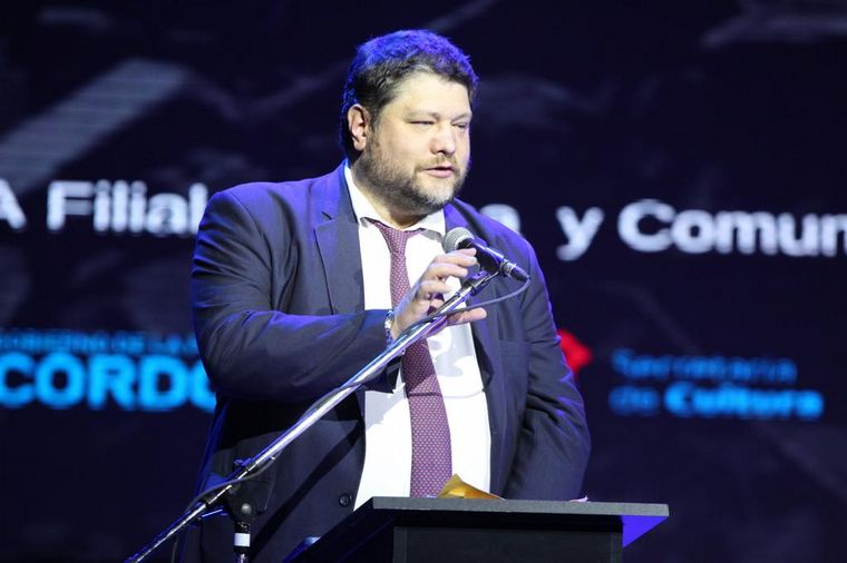 Nicolás Wiñazki, en la ceremonia en el Teatro Comedia de la ciudad de Córdoba.