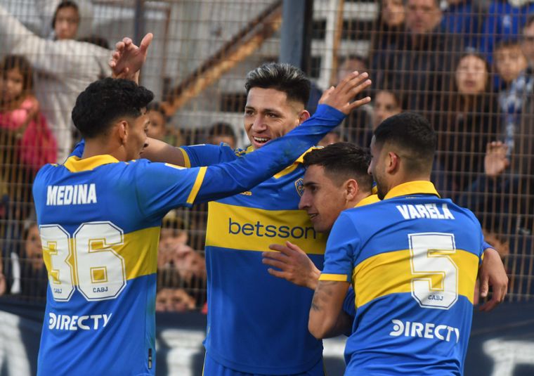 Boca festejó un triunfo importante en su visita a El Bosque.