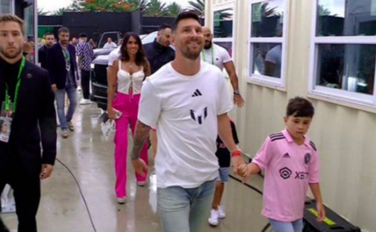 FOTO: Messi llegando al estadio del Inter de Miami para su presentación. (Captura TV).