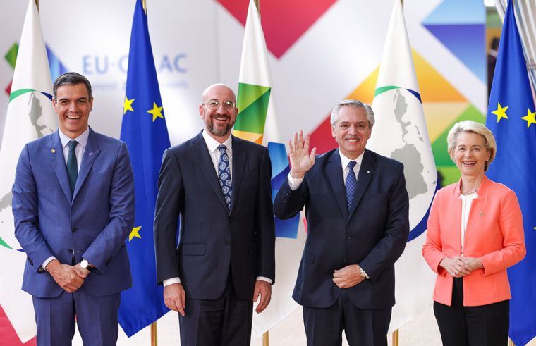 FOTO: Alberto Fernández durante la Cumbre entre la UE y la Celac. 