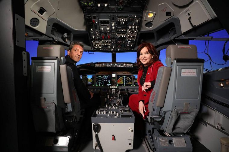 FOTO: Cristina Kirchner presentó junto a Sergio Massa el nuevo simulador de Aerolíneas.