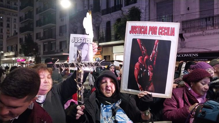 La mamá de Cecilia encabeza una marcha en Capital Federal.