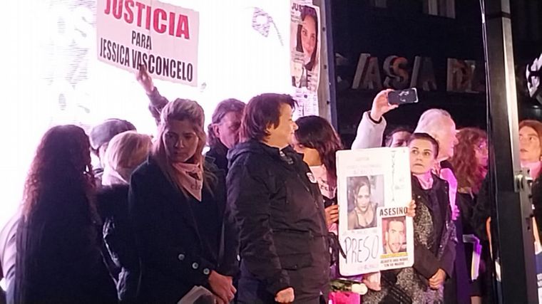 La mamá de Cecilia encabeza una marcha en Capital Federal.