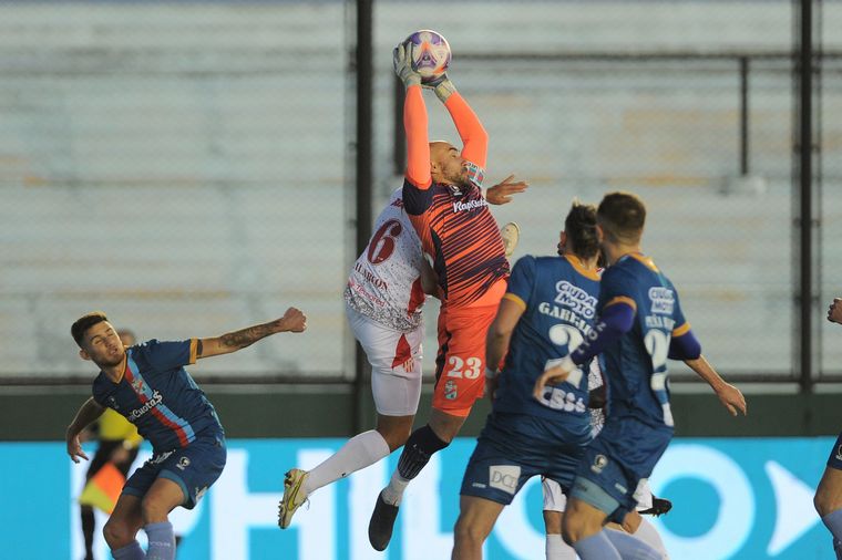 FOTO: Instituto-Arsenal, un duelo intenso.