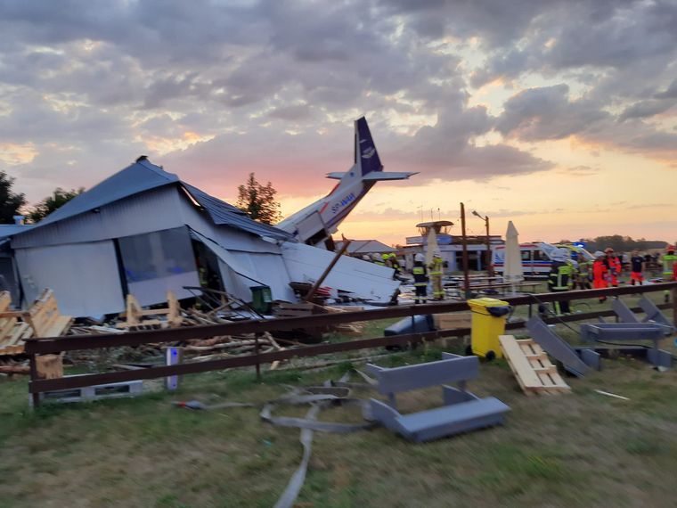FOTO: La avioneta impactó contra un hangar donde había veinte personas. 