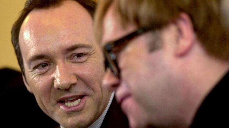 Elton John dijo que Kevin estuvo en la fiesta de 2001 pero no en 2004 ni 2005.