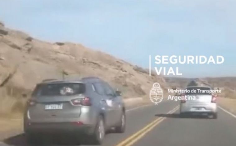 El hombre quedó filmado mientras hacía el sobrepaso ilegal.