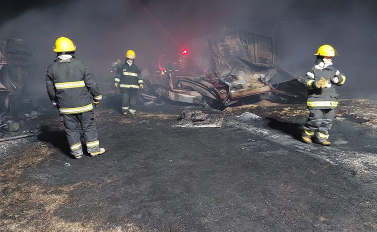 Triple choque de camiones, vuelco e incendio en Vicuña Mackenna
