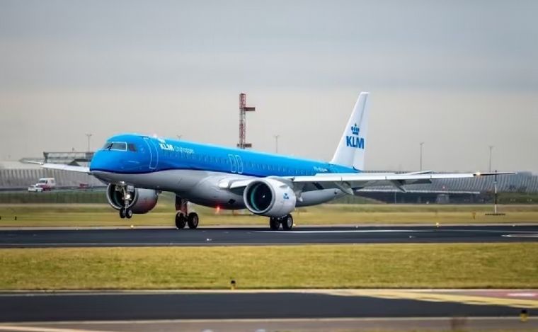 FOTO: Le práctico RCP a una mujer que se descompensó en un vuelo de KLM. (Foto: LN+)