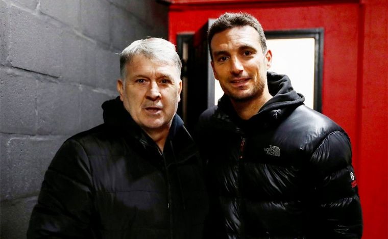 Martino, junto a Scaloni, en su última visita al Coloso antes de viajar. 