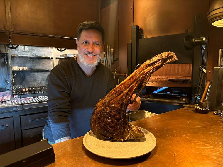 FOTO: Un restaurante especializado en carnes maduradas con la mejor vista de Bariloche