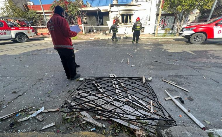 FOTO: La reja de la vivienda voló varios metros por la explosión. (Foto: Daniel Cáceres)