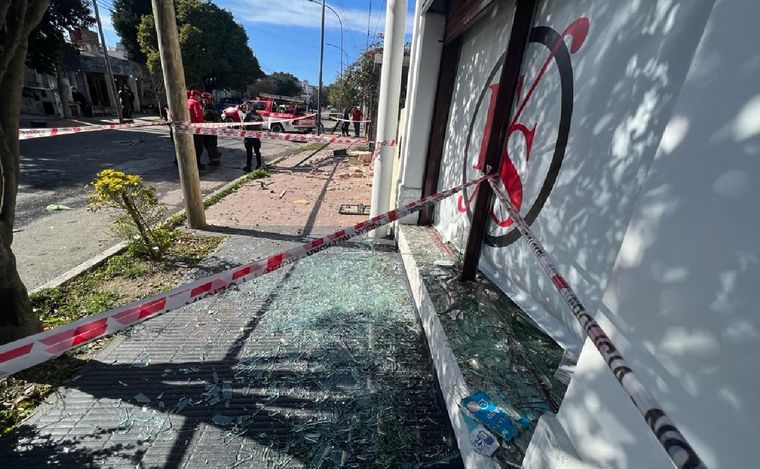 FOTO: La explosión causó daños a la casa y comercios. (Foto: Daniel Cáceres/Cadena 3)