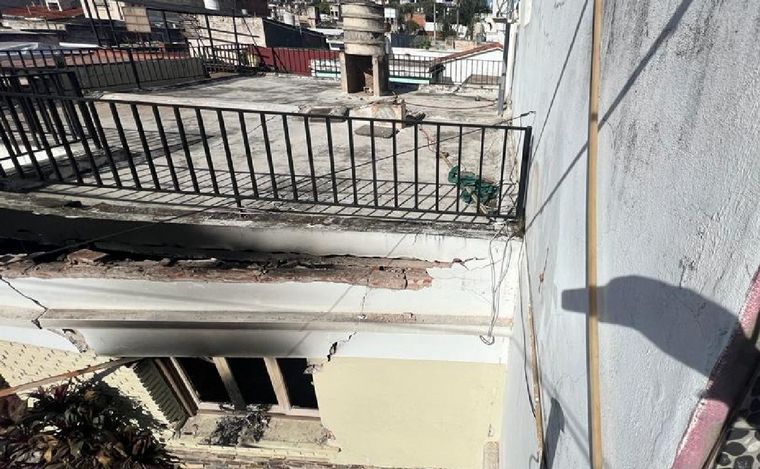FOTO: La explosión causó daños graves a la casa. (Foto: Daniel Cáceres/Cadena 3)