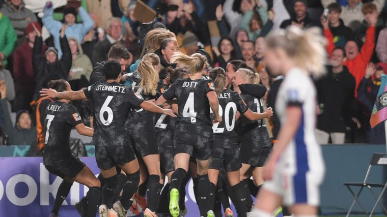 Las futbolistas de Nueva Zelanda celebran su primer gol en el Mundial.