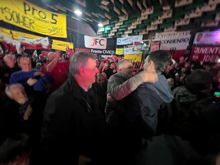 FOTO: Rodrigo De Loredo cerró campaña con la presencia de dirigentes locales de JxC